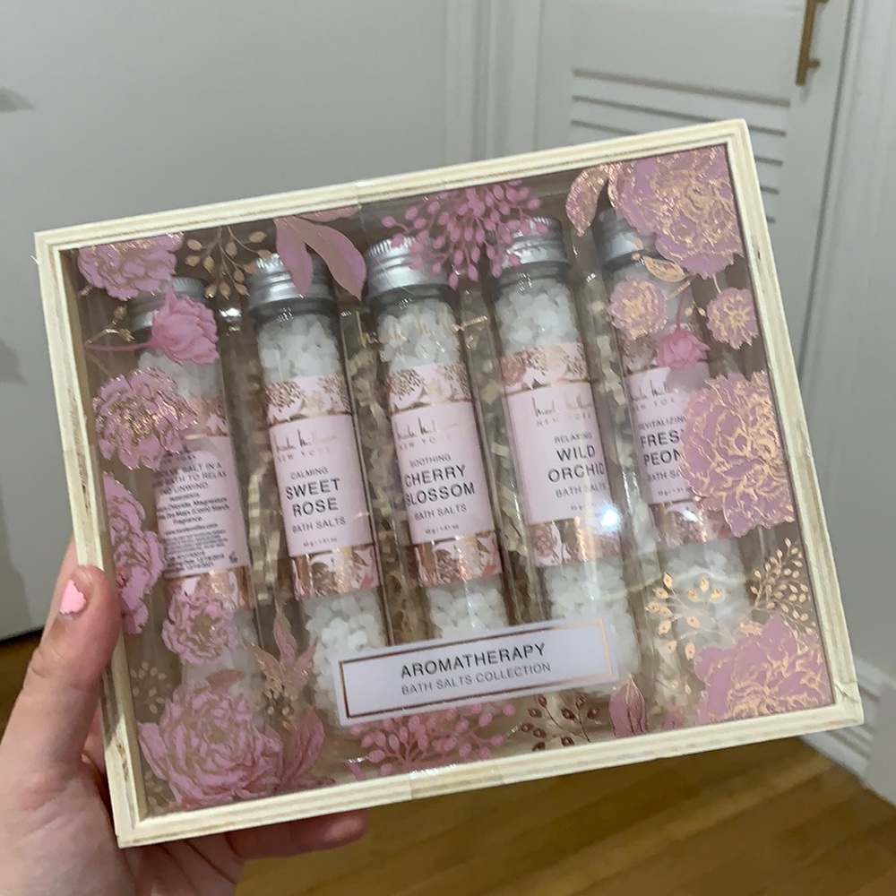 Nicole Miller Aromatherapy Bath Salts Collection
